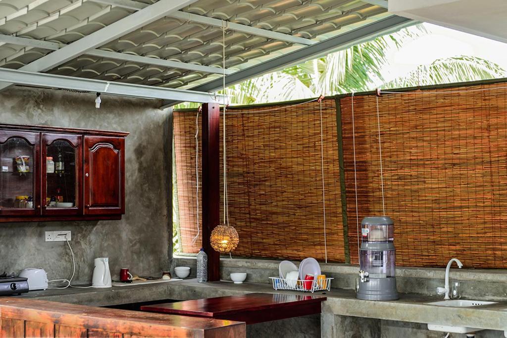 Colombo Beach Hostel Дехивала-Маунт-Лавиния Экстерьер фото